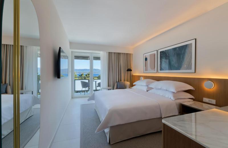 Premium Double Room with Sea View image 4
