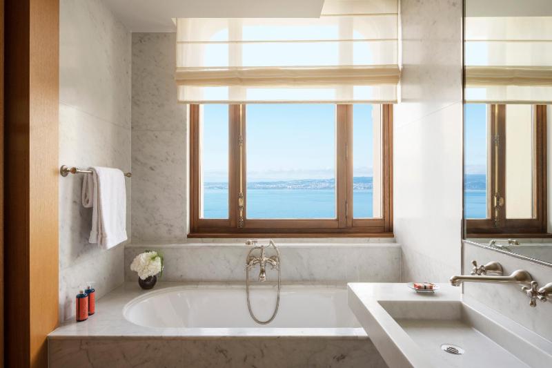 Deluxe Residence Room - Lake View image 4