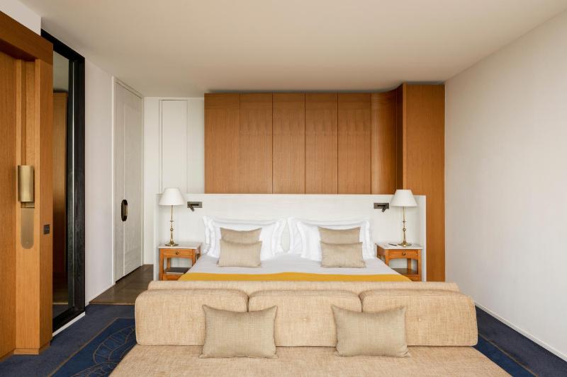 Deluxe Residence Room - Lake View image 3