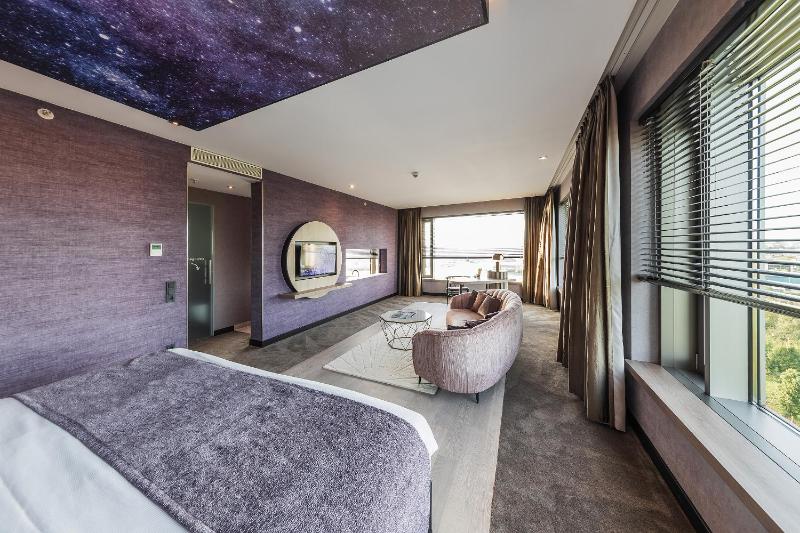 Suite with Spa Bath image 4