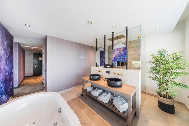Suite with Spa Bath image 2