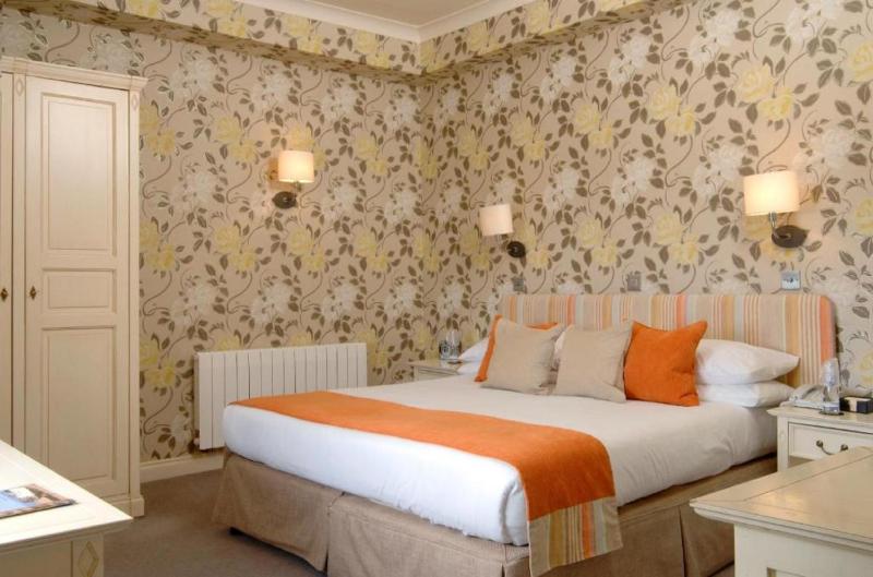 Large Double or Twin Room image 3