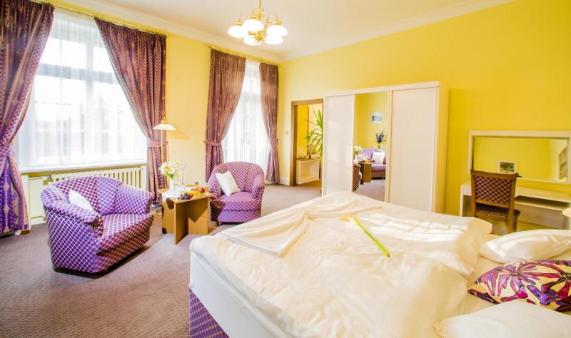 Double Room with Balcony image 4