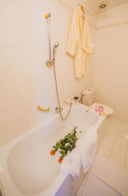 Double Room with Balcony image 3