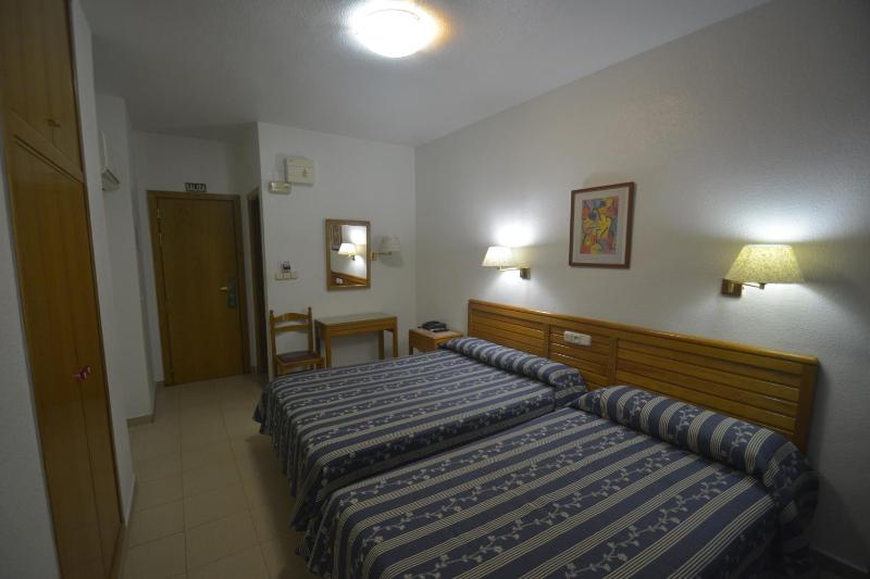 Classic Twin Room image 2