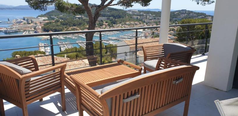 Bright 80 m with views of the port Images