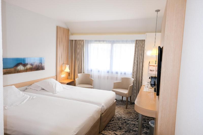 Twin Room with City View image 4