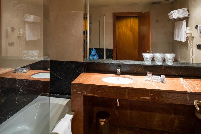 Triple Room (3 Adults) image 1
