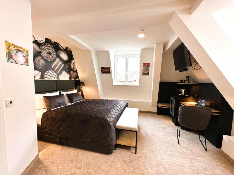 Large Double Room with Old Town View image 1
