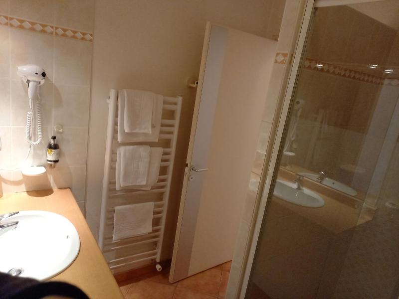 Twin Room with Shower image 2