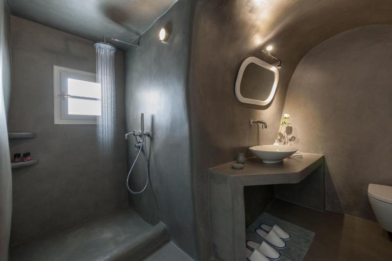 Superior Suite with Outdoor Hot tub and Caldera View image 2