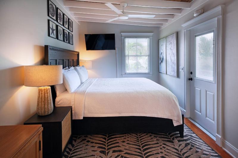 Deluxe King Room image 4