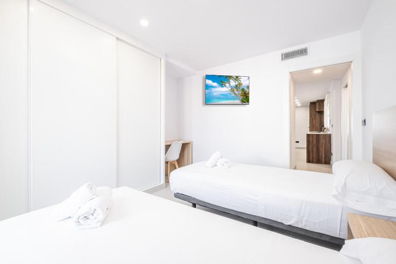 Lux Center 5-C Deluxe Beach Apartment-Old Town - image 16