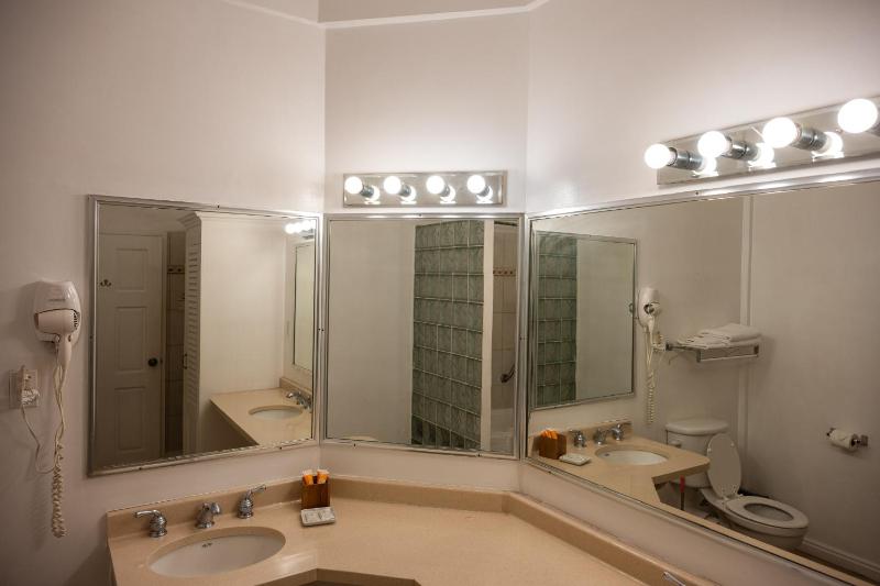 Grand Coastal Hotel - image 11