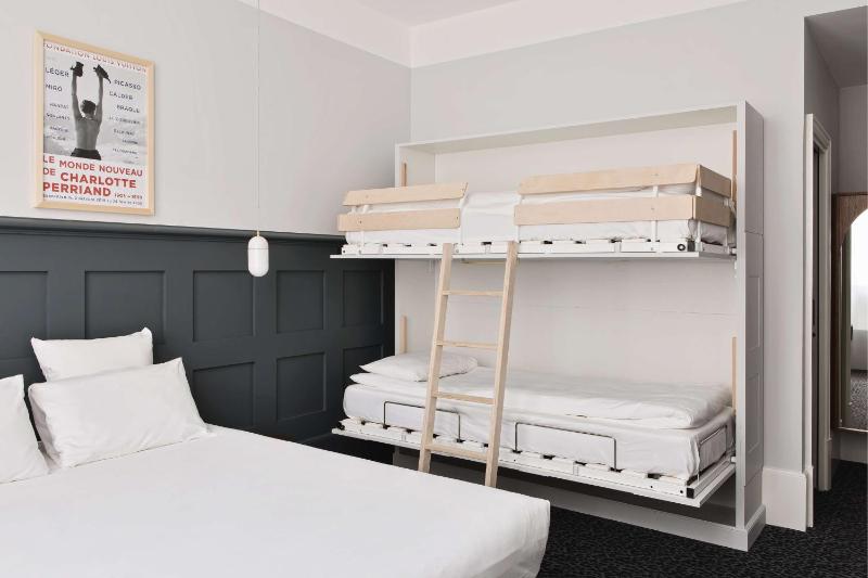 Family Room with One Queen Bed and One Bunk Bed - Non-Smoking image 1