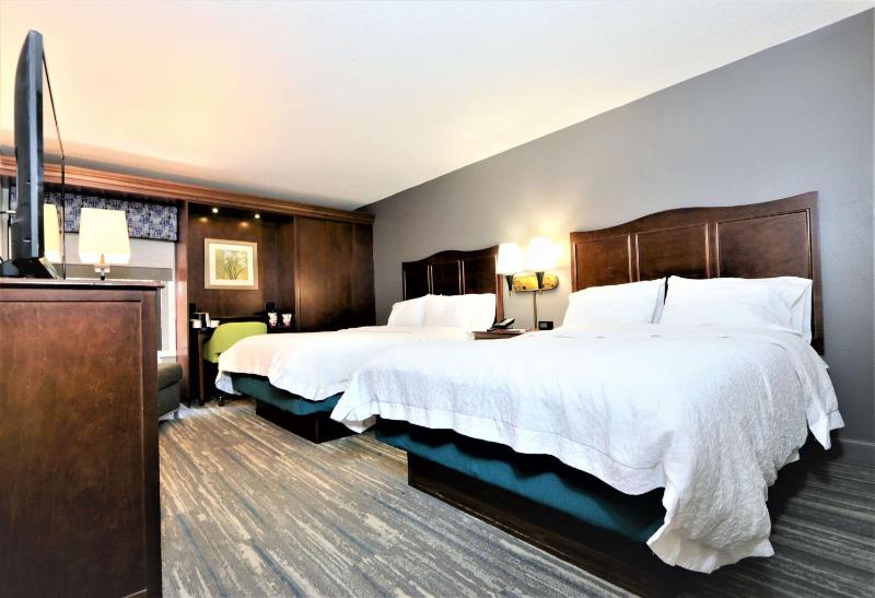Queen Room with Mobility Access/Non-Smoking image 3