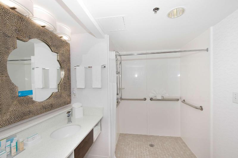 King Room with Roll-In Shower - Mobility and Hearing Access/Non-Smoking image 2