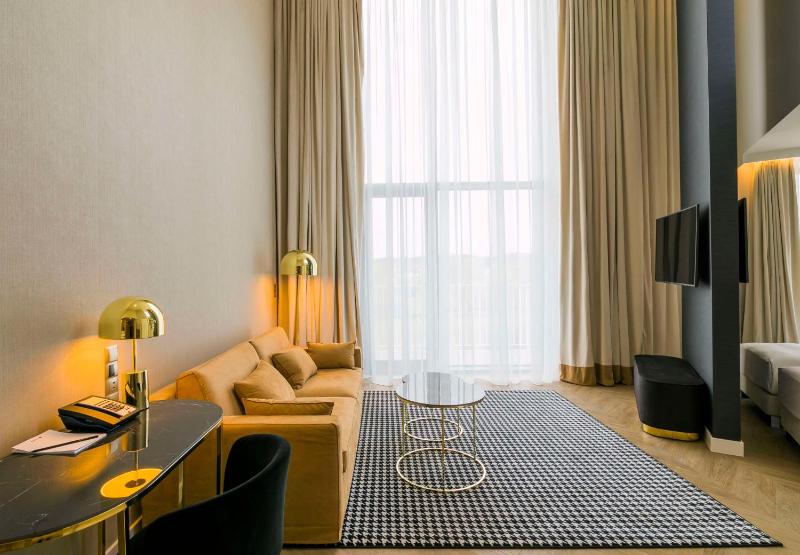 Junior Suite with Balcony image 3