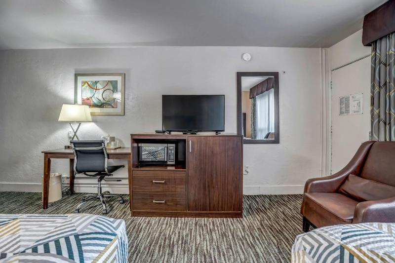 Queen Room with Two Queen Beds - Non-Smoking image 4