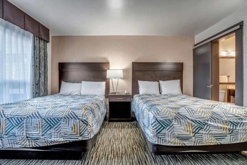 Queen Room with Two Queen Beds - Non-Smoking image 3
