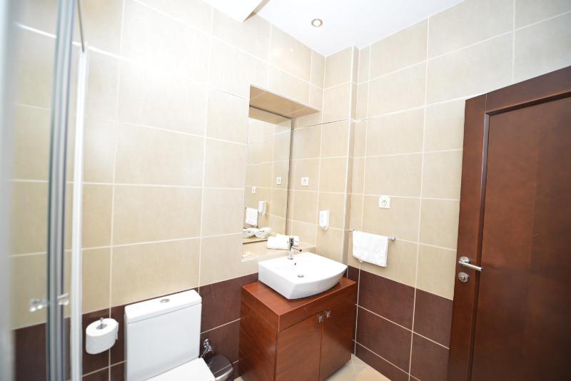 Deluxe One-Bedroom Apartment image 2