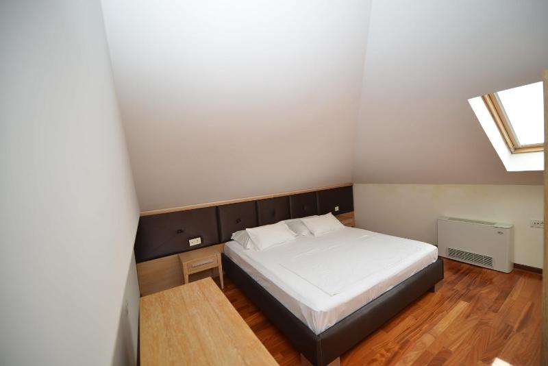Double Room with Pool View image 3