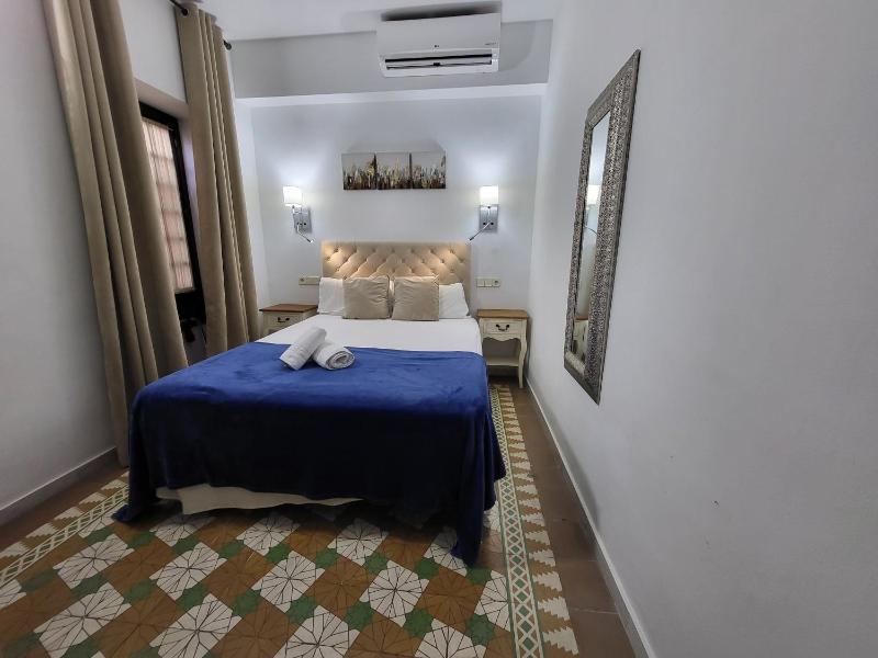 Small Double Room image 4