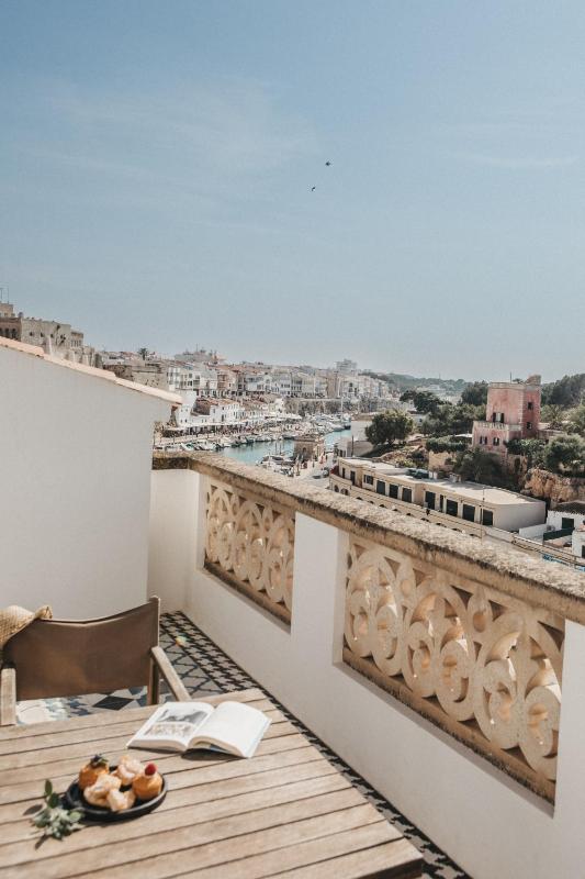 Suite with Terrace and Spa Access image 3