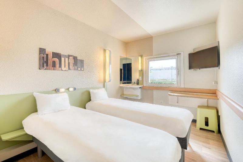 Twin Room image 3