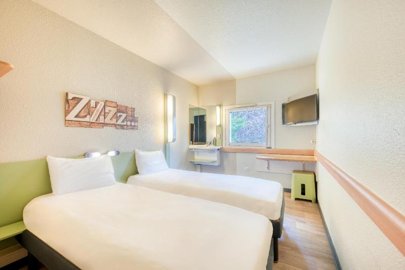 Twin Room image 2