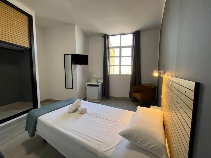 Single Room with Private Bathroom image 3
