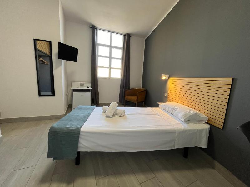 Single Room with Private Bathroom image 4