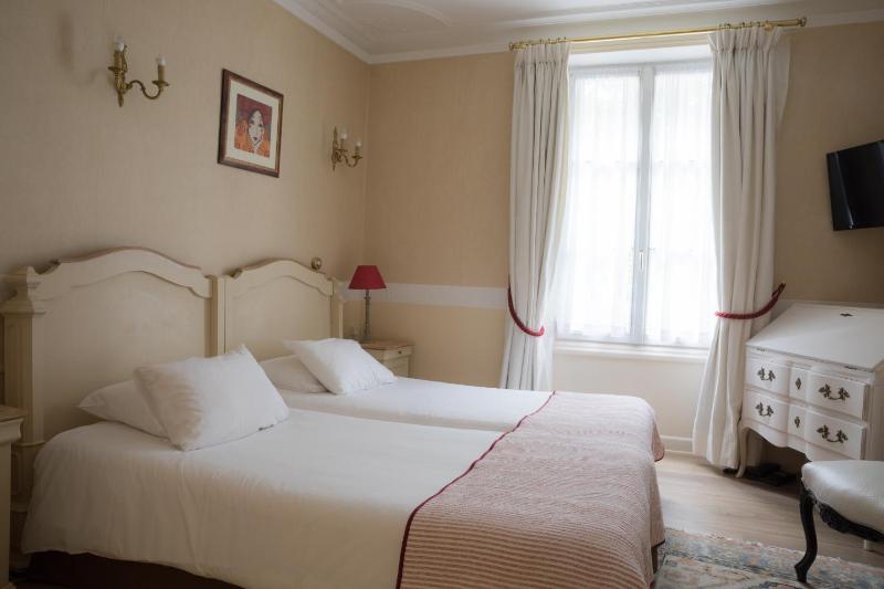 Standard Twin Room image 4
