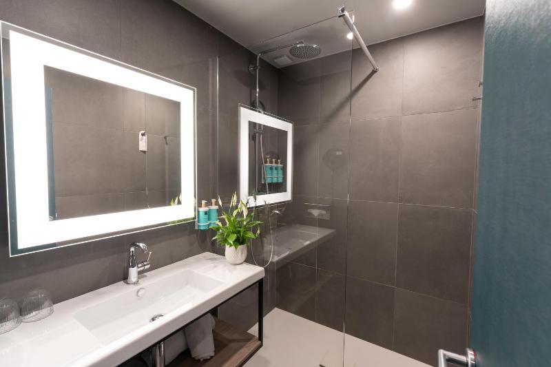 Connected Standard Family Suite image 3