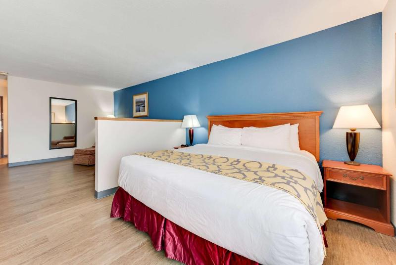 Deluxe King Room - Non-Smoking image 3