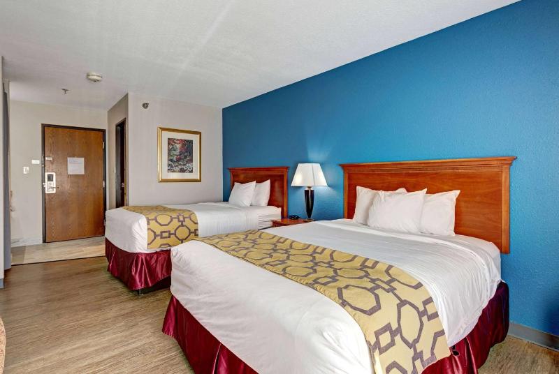 Queen Room with Two Queen Beds - Non-Smoking image 4