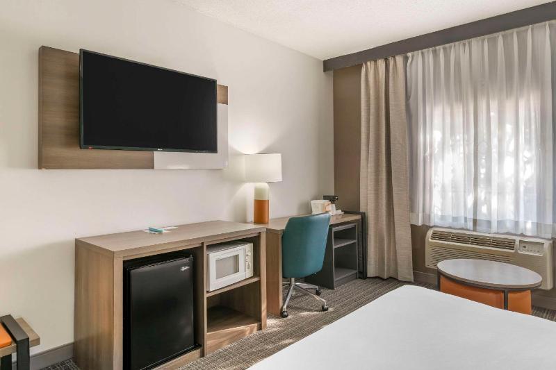 Comfort Inn & Suites Louisville Airport Fair & Expo - image 4