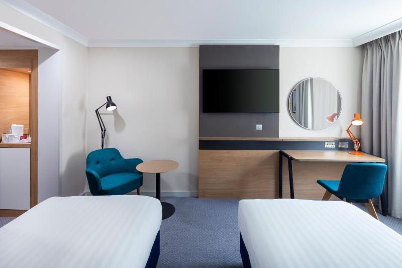 Standard Twin Room image 4