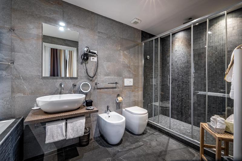 Prestige Suite with River View image 4