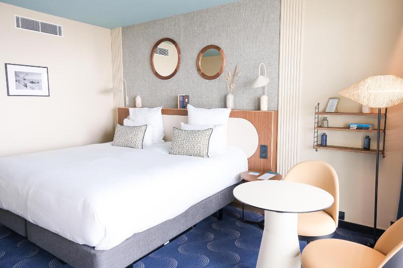 Standard Room with Balcony image 2
