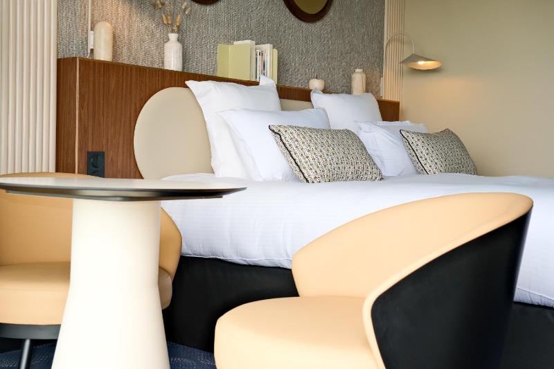 Deluxe Double Room with Balcony and Sea View image 3