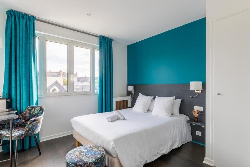 Deluxe Room (2 Adults + 1 Child) image 1