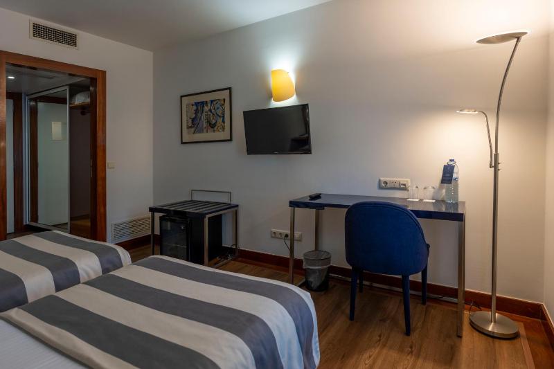 Standard Twin Room image 3