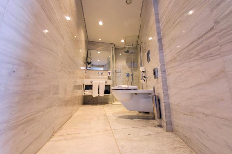 Superior Double Room with Extra Bed image 3