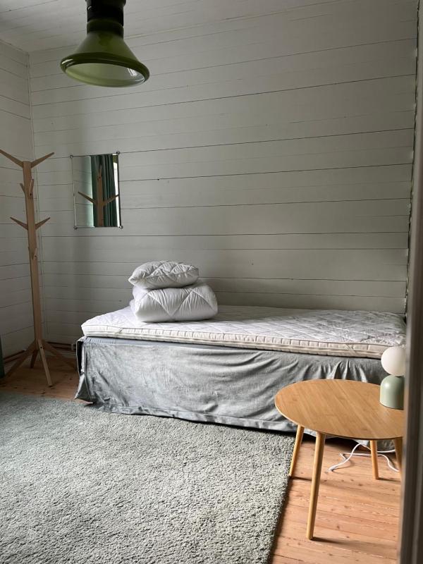 Single Room with Shared Bathroom image 3