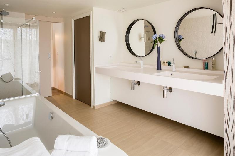 Executive Suite with Spa Bath image 2