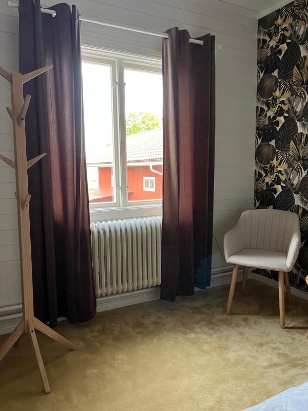 Single Room with Shared Bathroom image 1