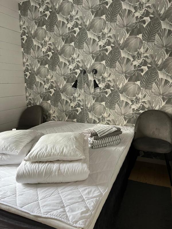 Twin Room with Shared Bathroom image 1