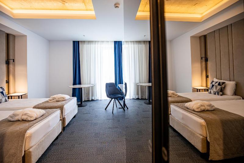 Superior Twin Room image 3