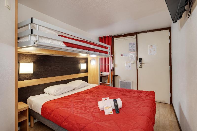 Triple Room (1 Double Bed + 1 Single Bed) image 4